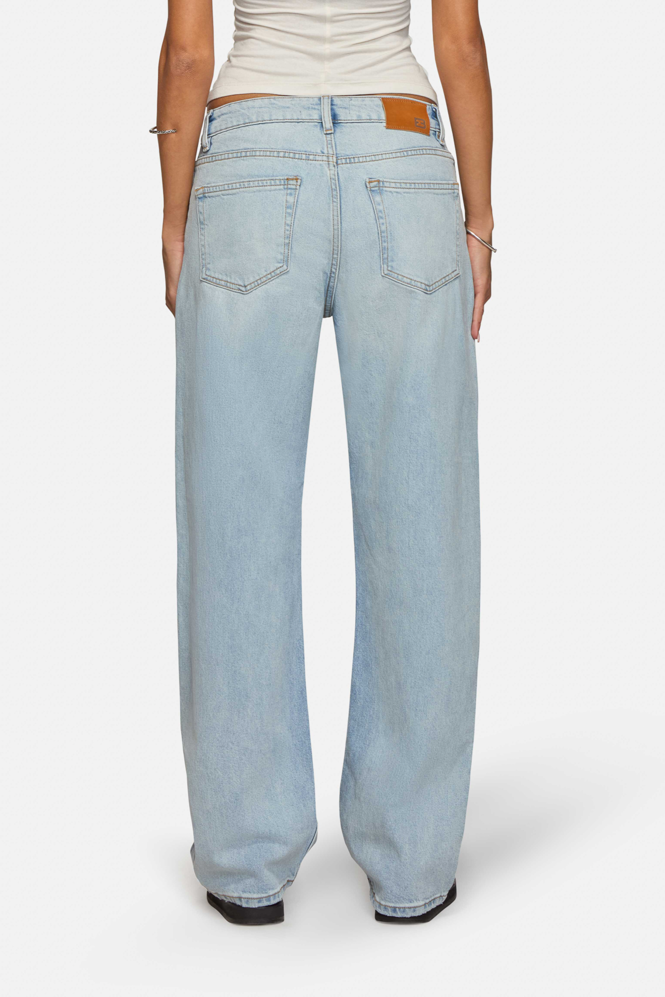 Alida Loose Bowed Sanctuary