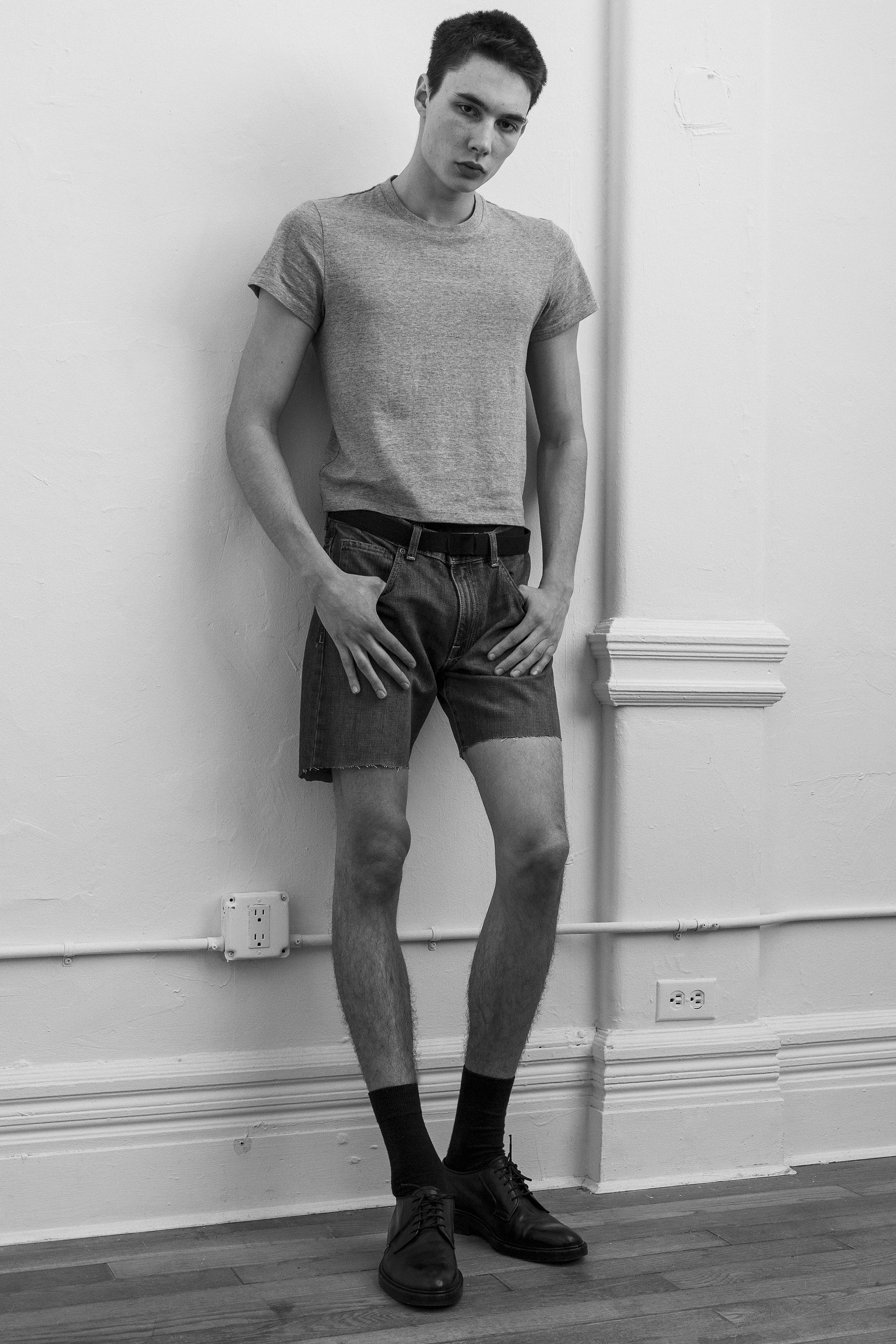 A model wearing the gray heather little tshirt in a white background. 100% made from organic grown cotton.