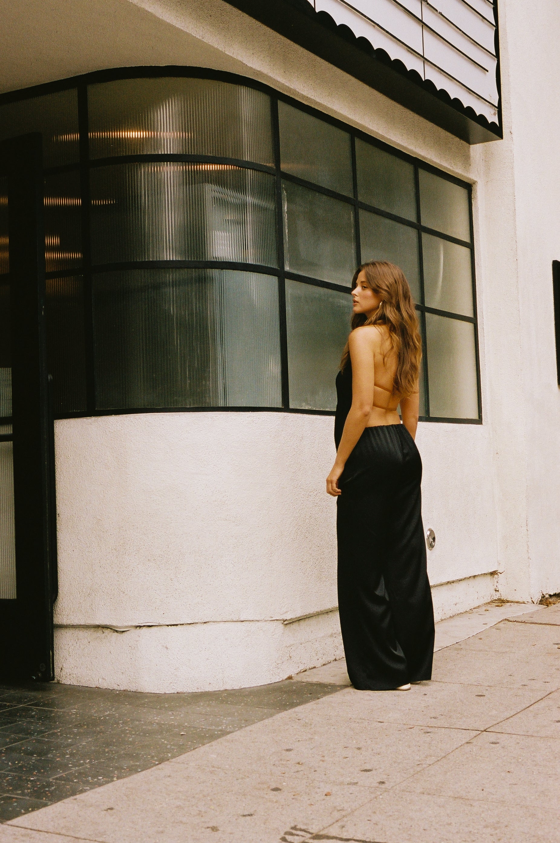 girl wearing roma silk pants in black