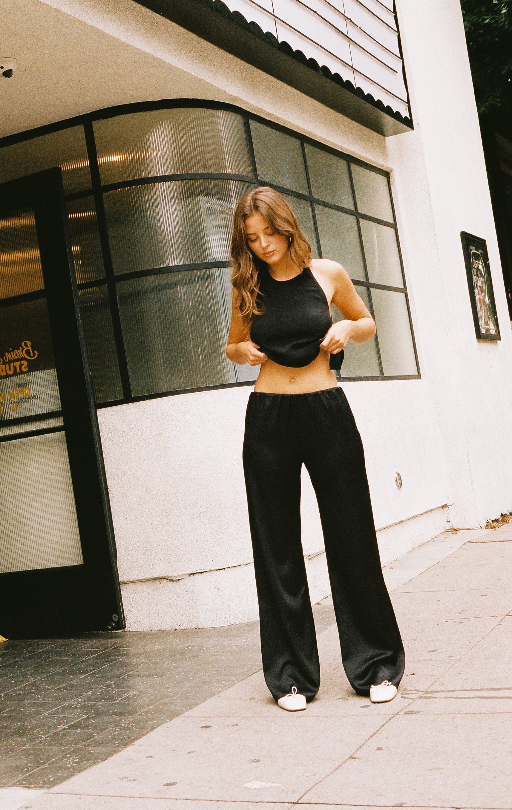 girl wearing roma silk pants in black