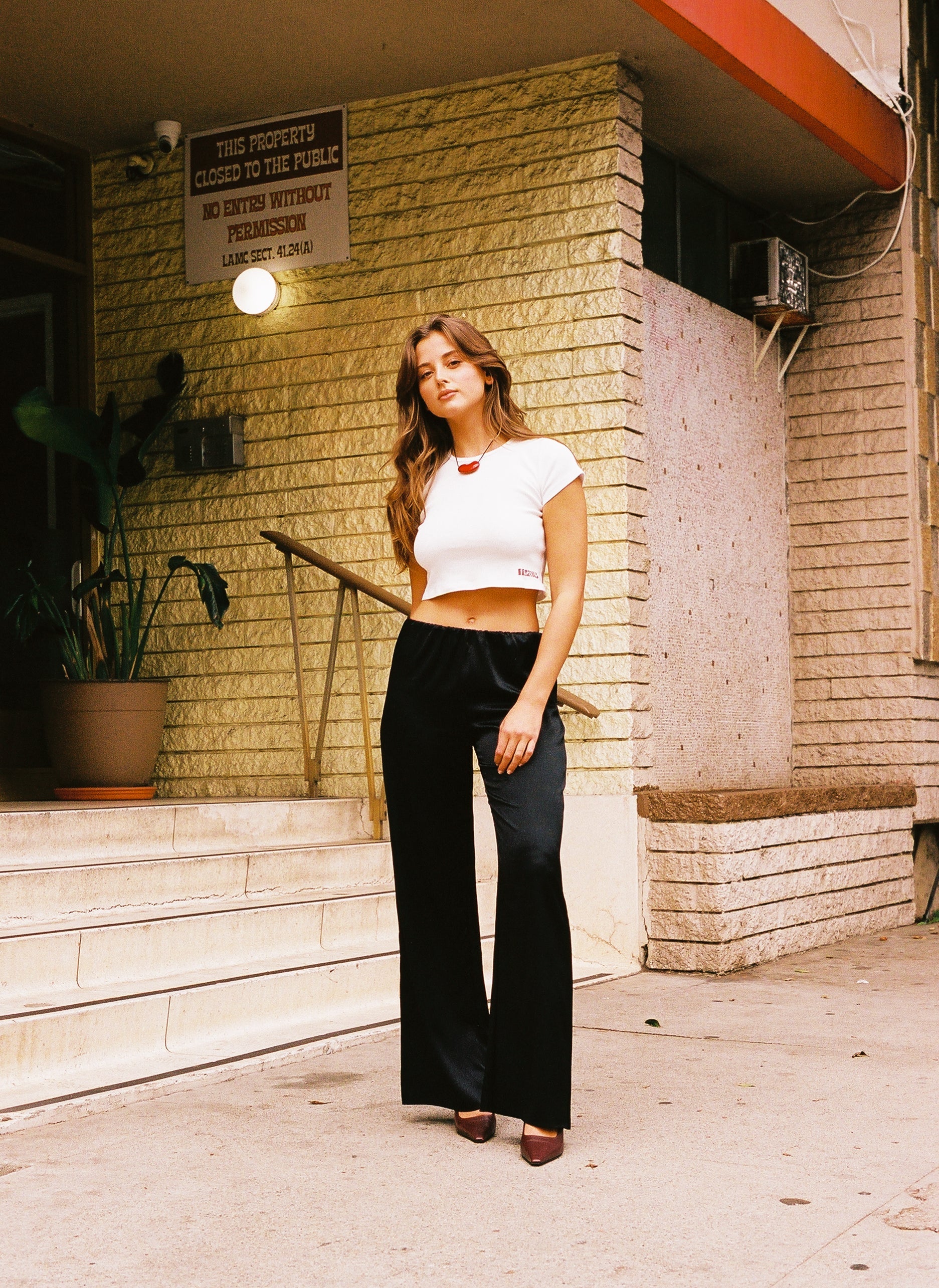 girl wearing roma silk pants in black