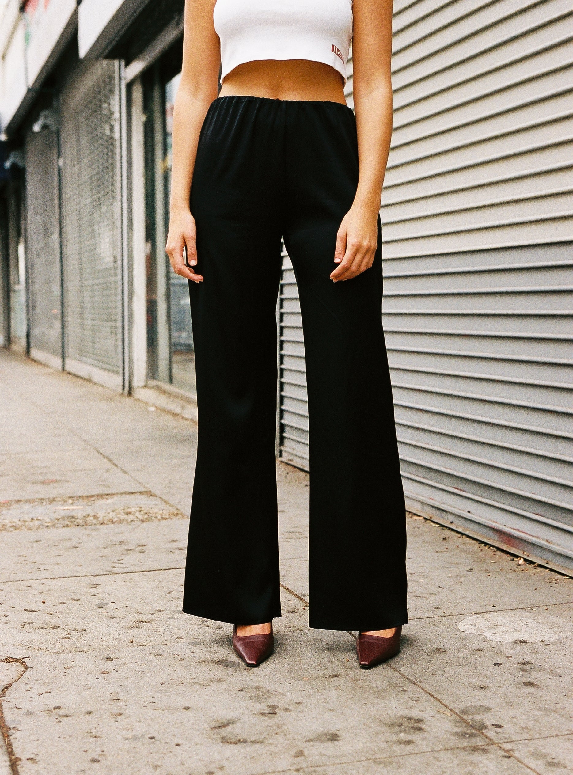 girl wearing roma silk pants in black