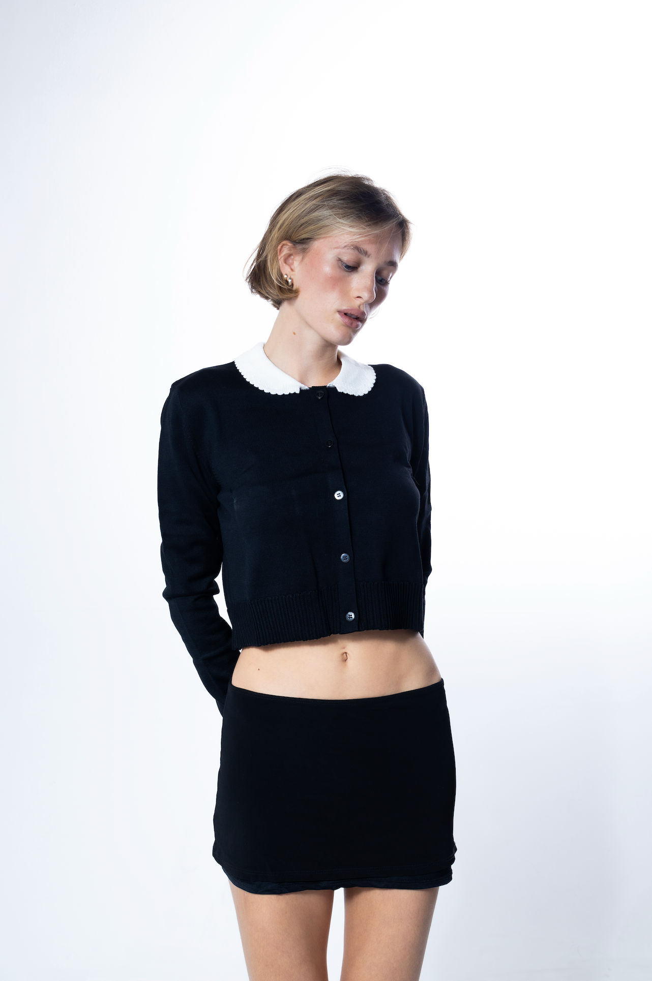 MS. PENNYWORTH CARDIGAN BLACK CROPPED