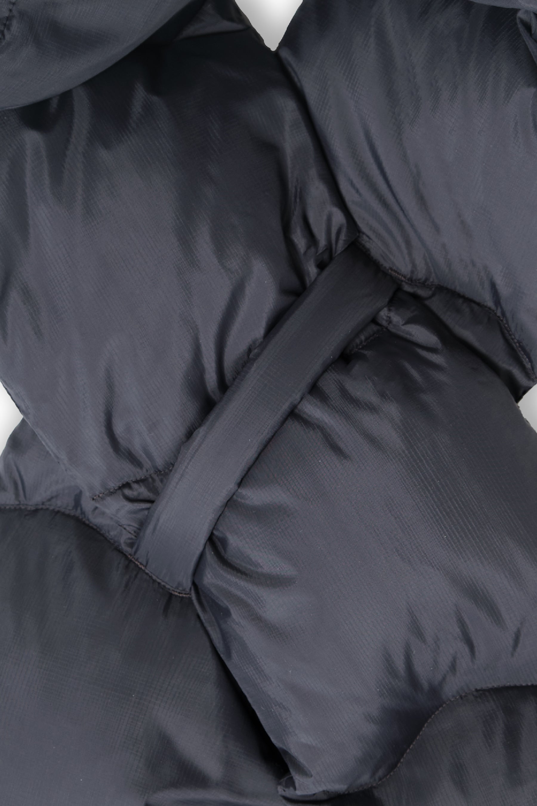 Close-up of puffered scarf in a white background. 100% made from recycled fabric.