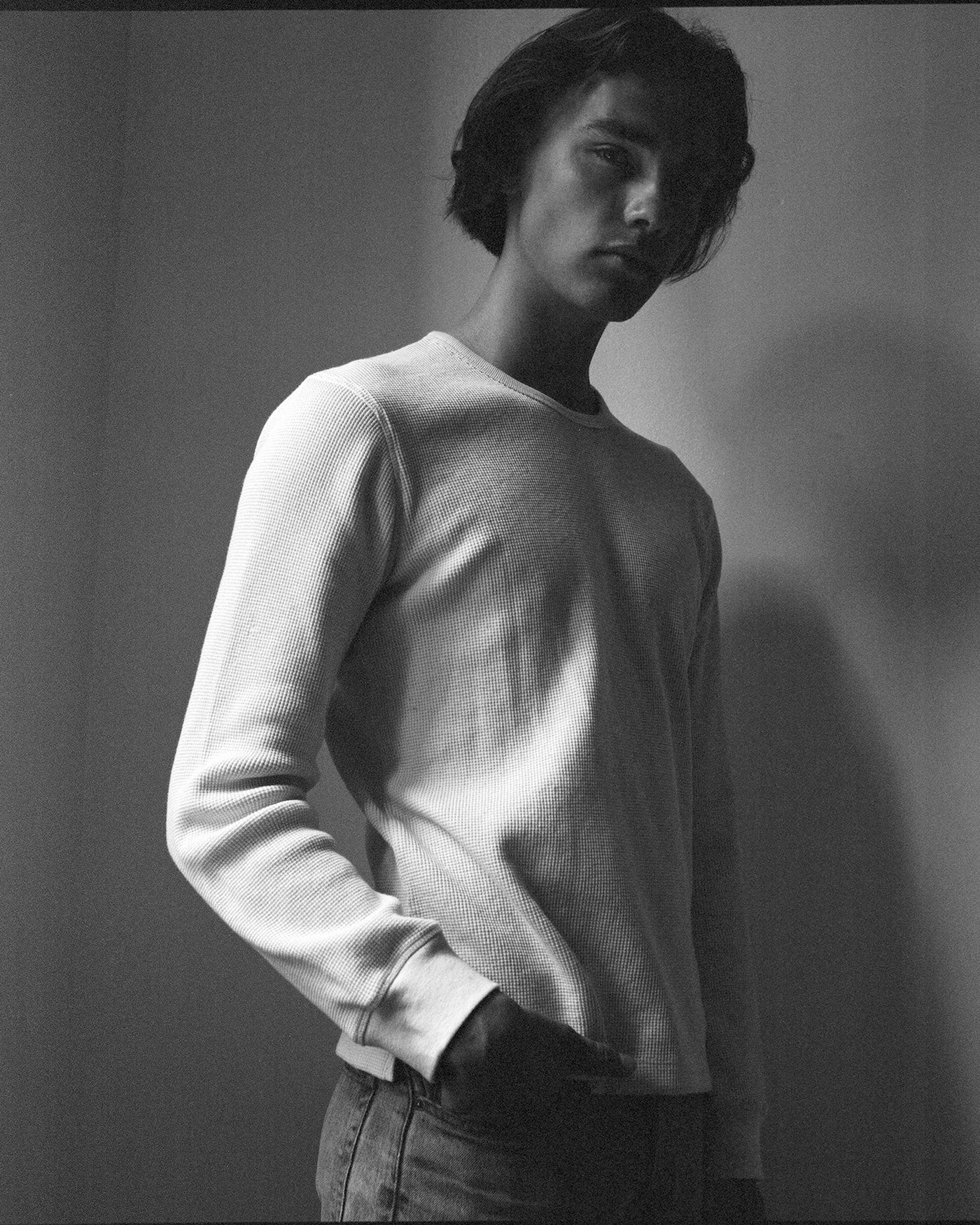 A model wearing the natural anthony waffle l/s in an aesthetically background. 100% made from organic grown cotton.