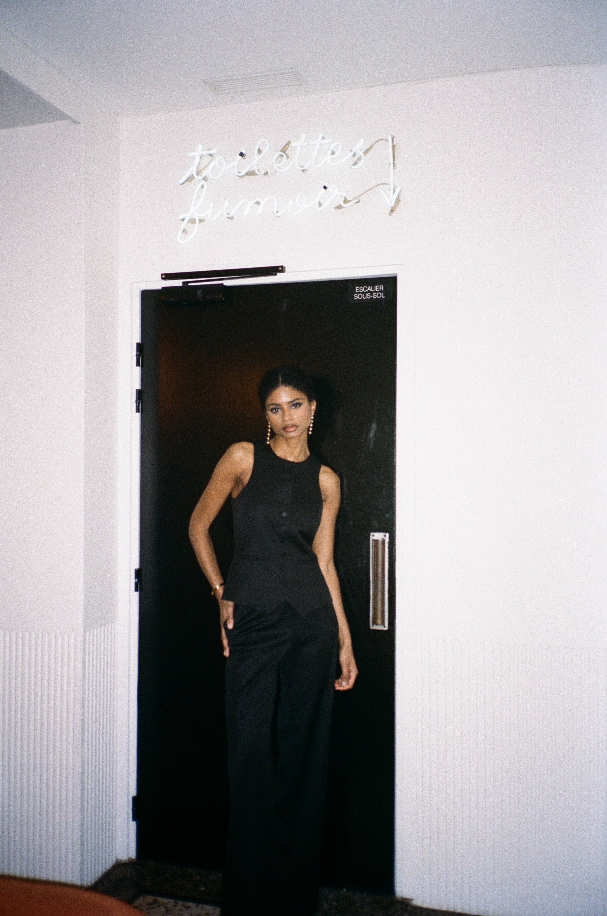 A model wearing the monica wool and black satin best in an aesthetically background. 100% upcycled GOTS Linen.